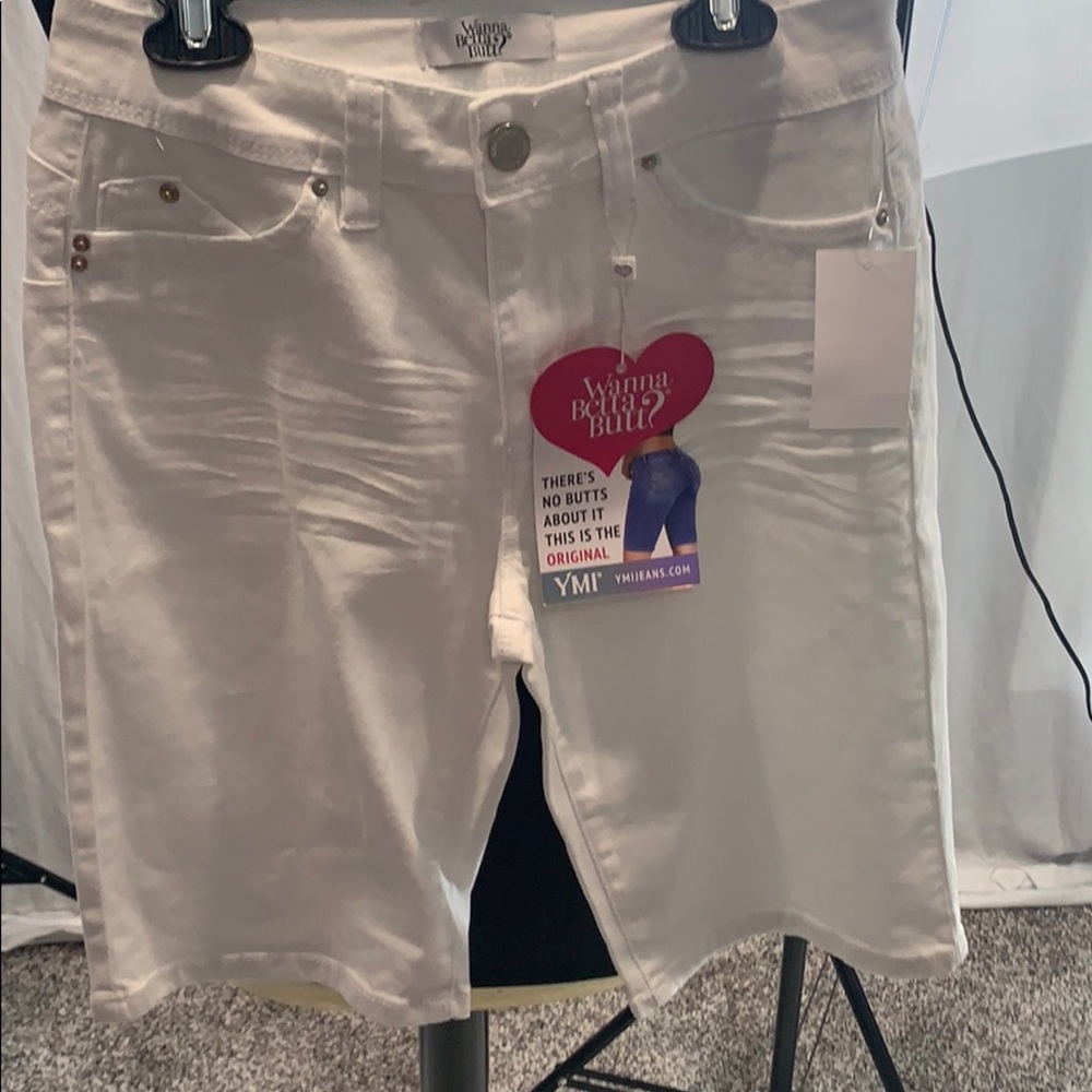 NWT Bermuda size 7 white shorts